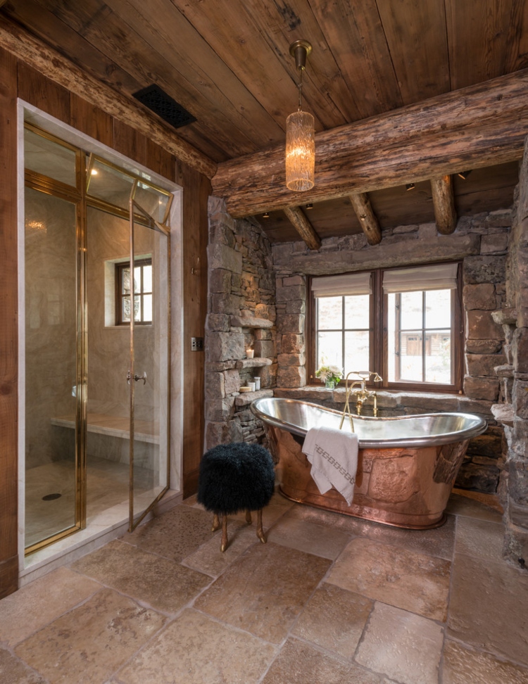Rustično kupatilo sa drvenim zidovima i samostojećom kadom od bakra